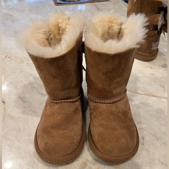 Toddler Uggs with Bows - Picture 2 of 4